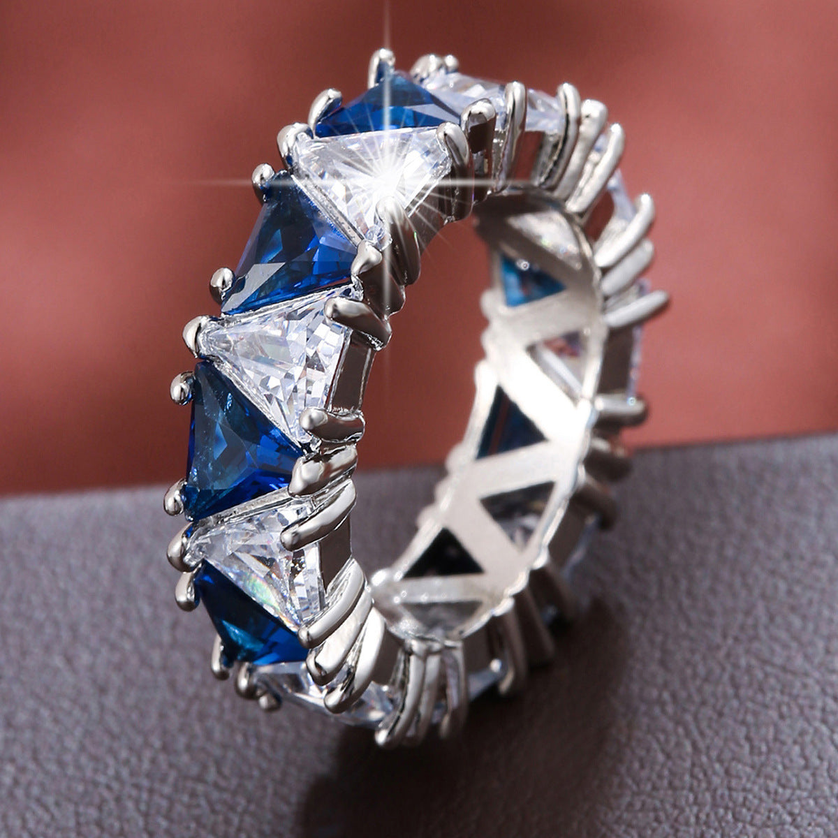European And American Fashion Triangular Zirconia Anneau pour femmes