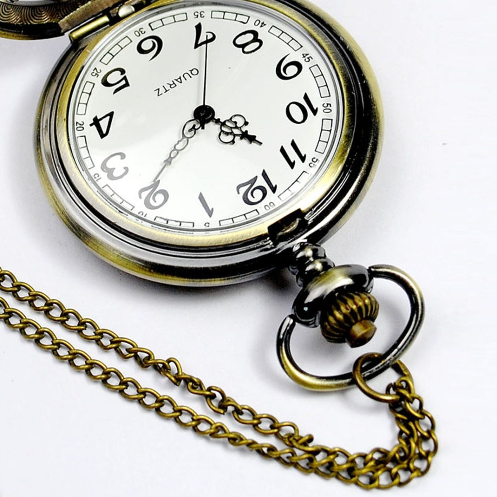 La fleur de papillon rétro nostalgique a sculpté Hollow Pocket Watch