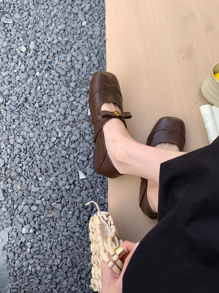 Femmes Brogue sculpté Mary Jane plat orteil carré simple bracelet en métal fleur boucle souple
