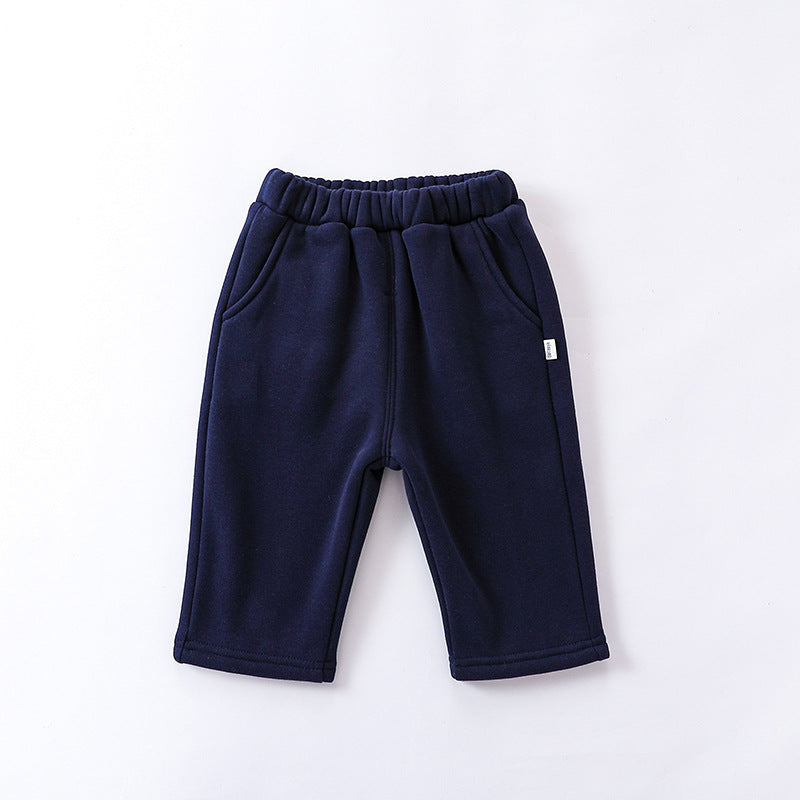 Garçon couleur solide avec des pantalons épais en fourrure