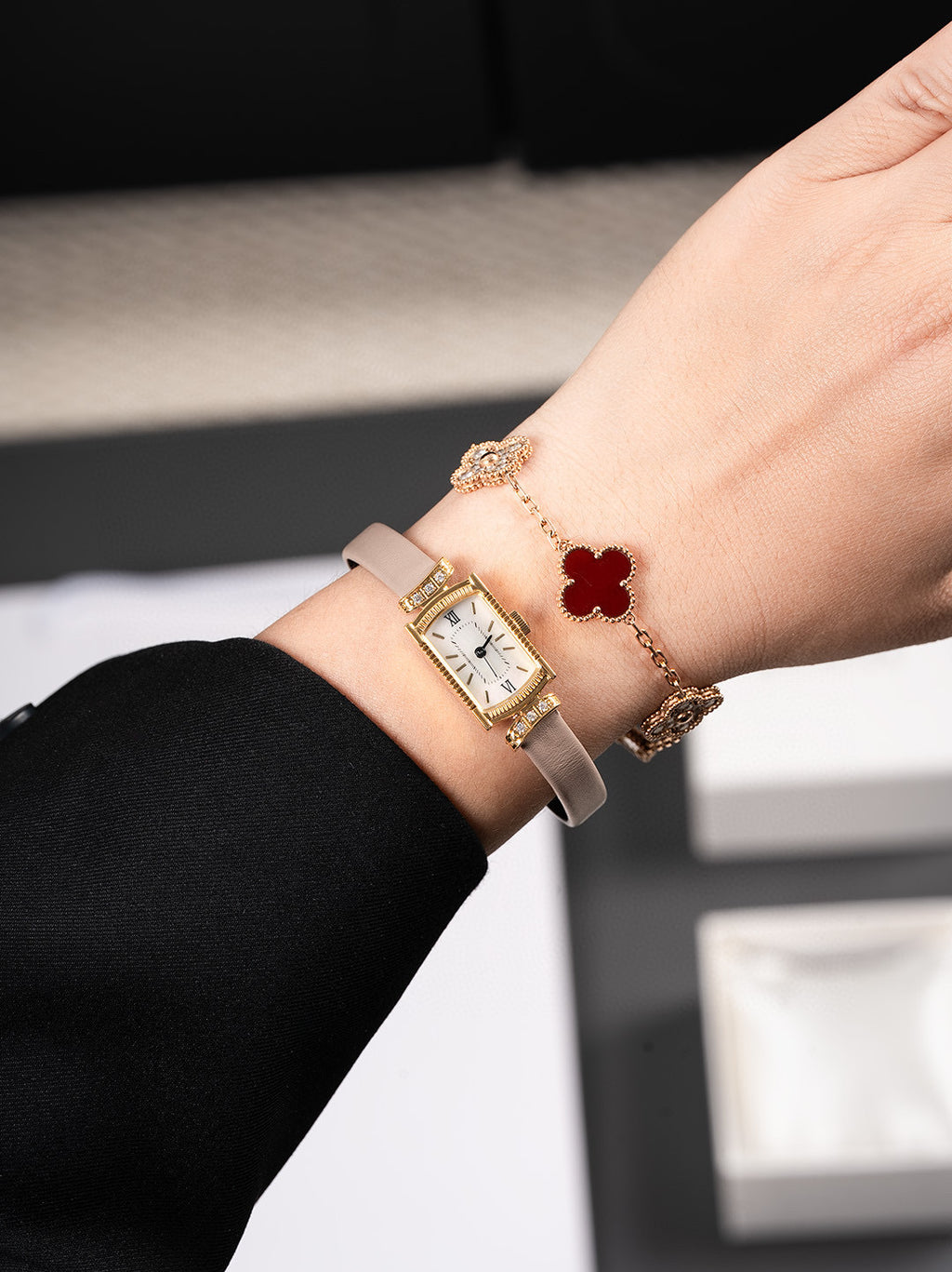 Vieille montre carrée pour les femmes Un design Dainty Mini Square avec un motif de blé