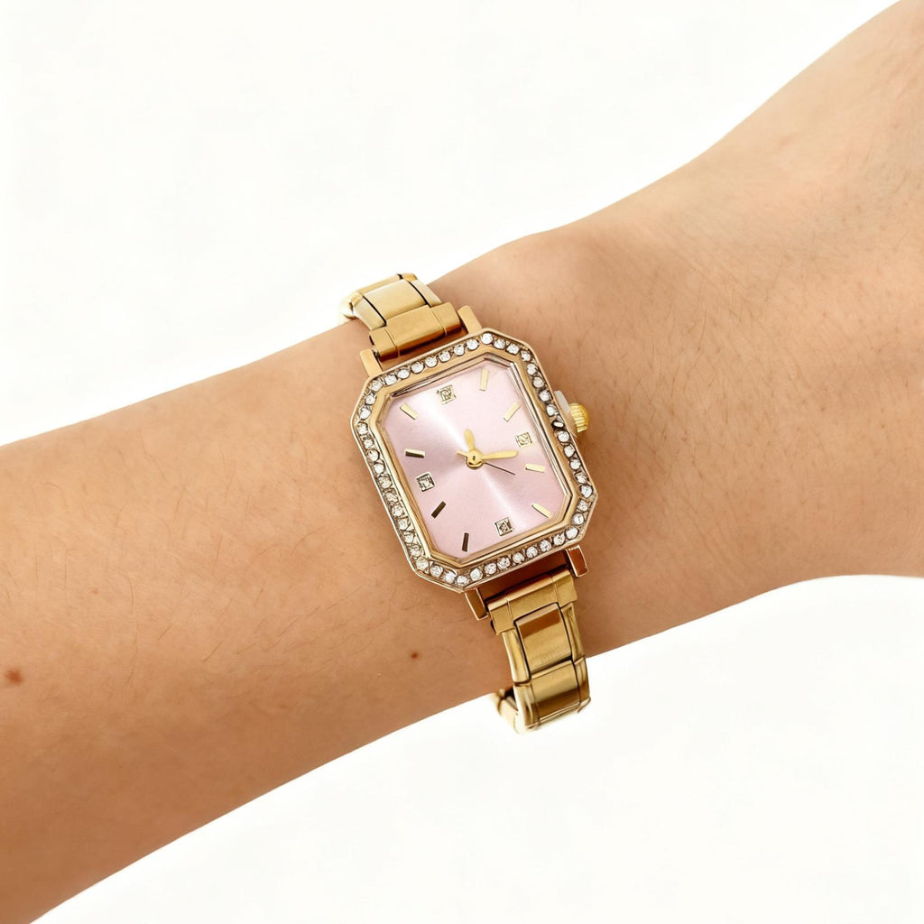 Montre carrée élégante pour les femmes avec un design chic embelli par le diamant