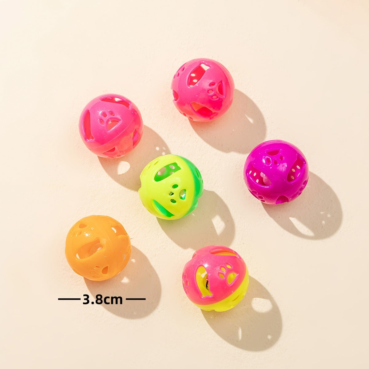 Balle de teasing de chat en plastique coloré Mesh Hollow Sound