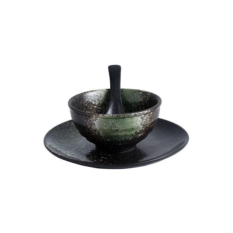 La table en céramique de l'hôtel de style japonais avec des paramètres rétro