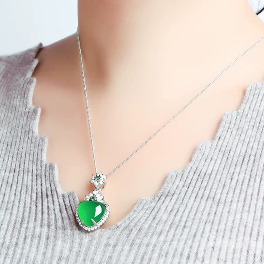 Glace naturelle Émeraude vert Chalcédoine pendentif plaqué Argent Sterling Collier en forme de coeur