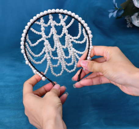 Tiara nuptiale douce avec décoration de tête de perle