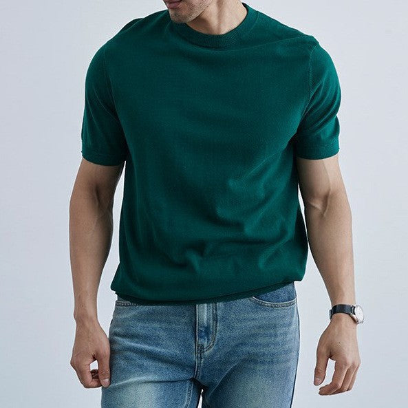 Costume de couleur unie avec un t-shirt en soie glacée d'été