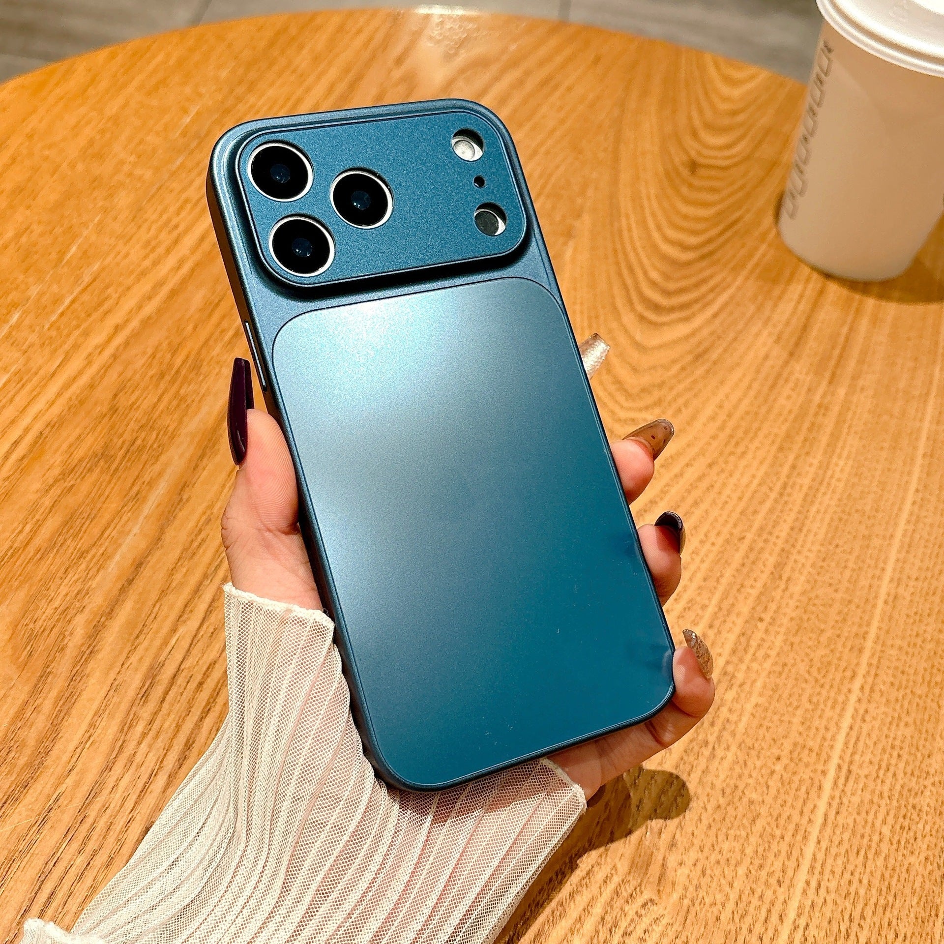 Boîtier grand format pour iPhone avec une finition douce et résistante à la chute