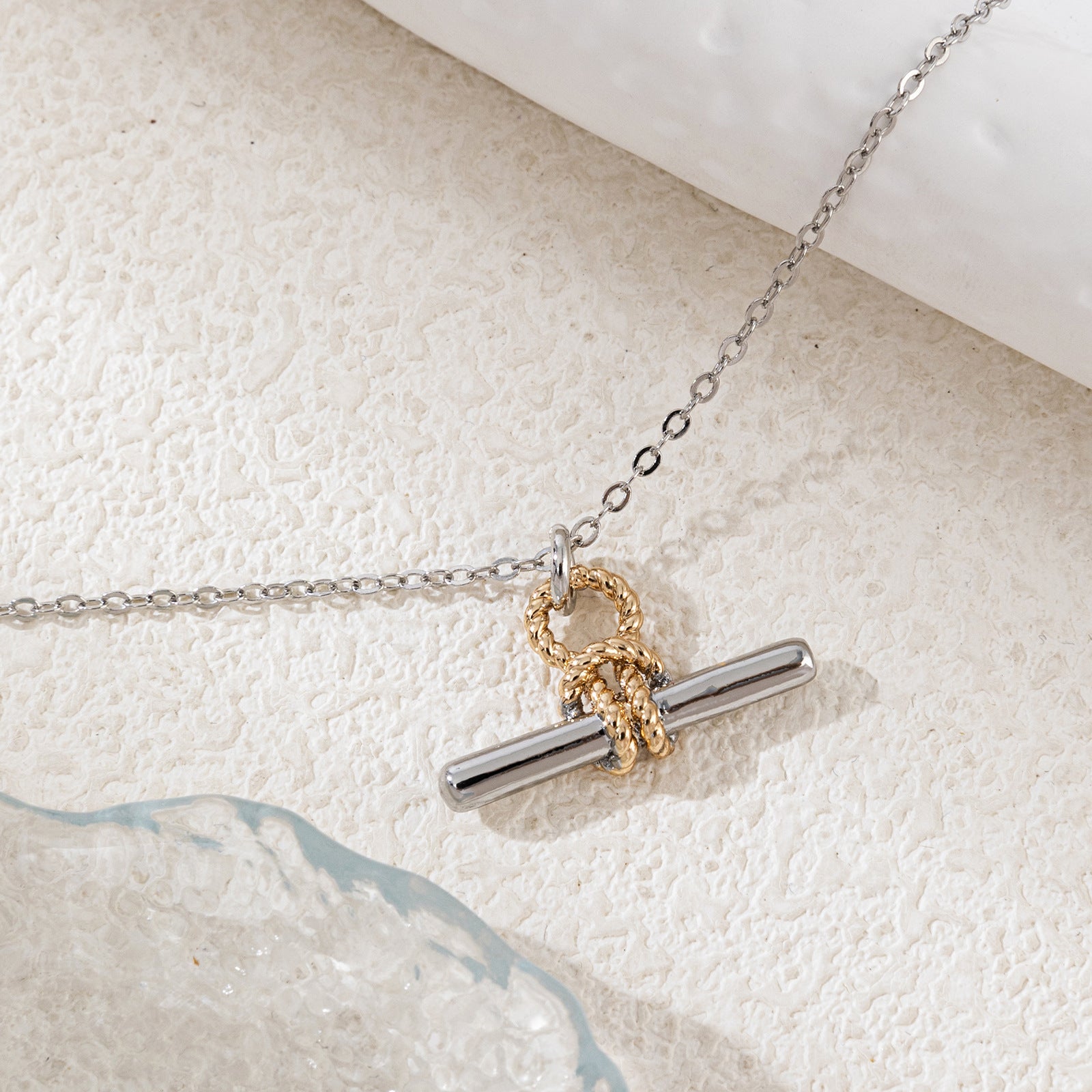 Collier en forme de T avec fermoir
