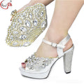 Sandales à talons hauts jumelées à un ensemble de sacs de soirée en forme de coquille en Strass