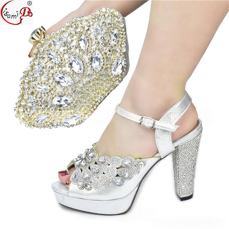 Sandales à talons hauts jumelées à un ensemble de sacs de soirée en forme de coquille en Strass