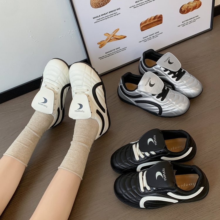 Femmes Retro Soccer Style Sneakers Plier sur la langue Lune cousu pointillé supérieur Contraste St