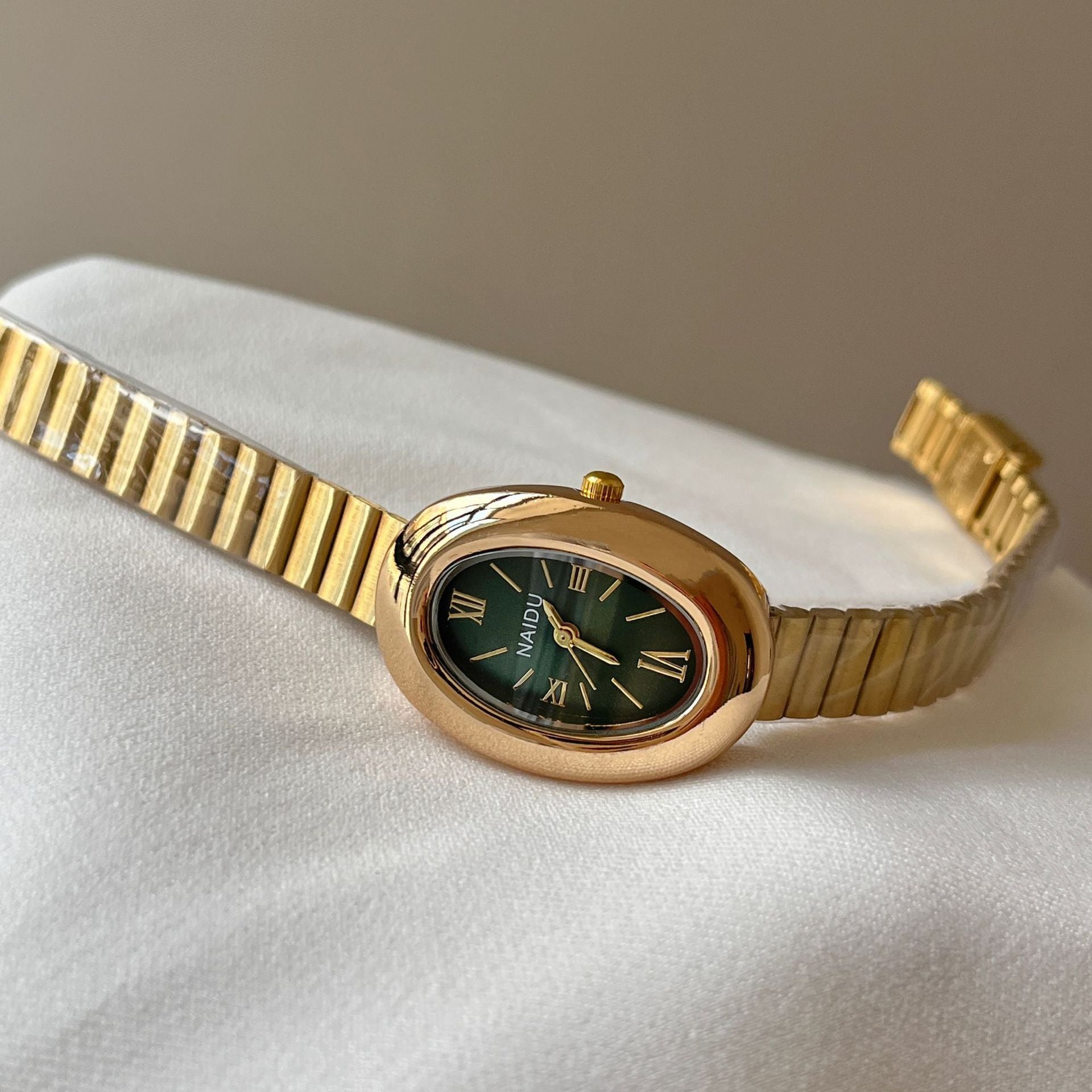 Élégante, sophistiquée et subtilement luxueuse Rétro femme Wristwatch