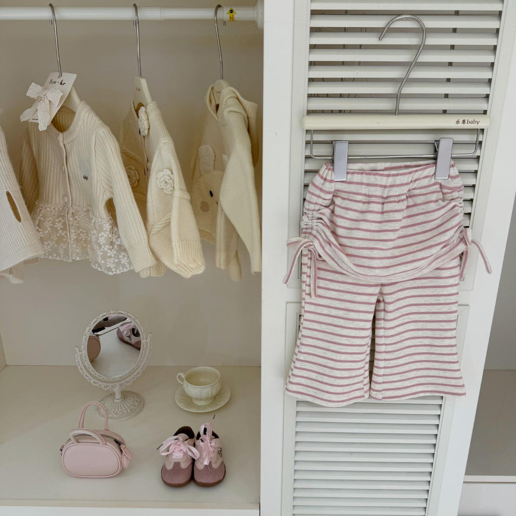 Ensemble de pantalons à fond de ventre rayé et de weater fille bébé