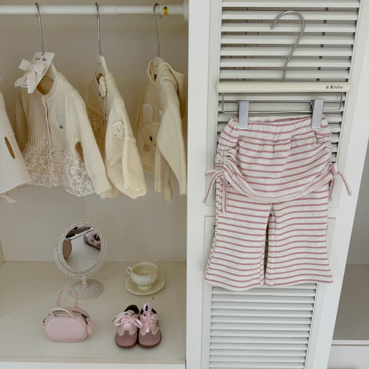 Ensemble de pantalons à fond de ventre rayé et de weater fille bébé
