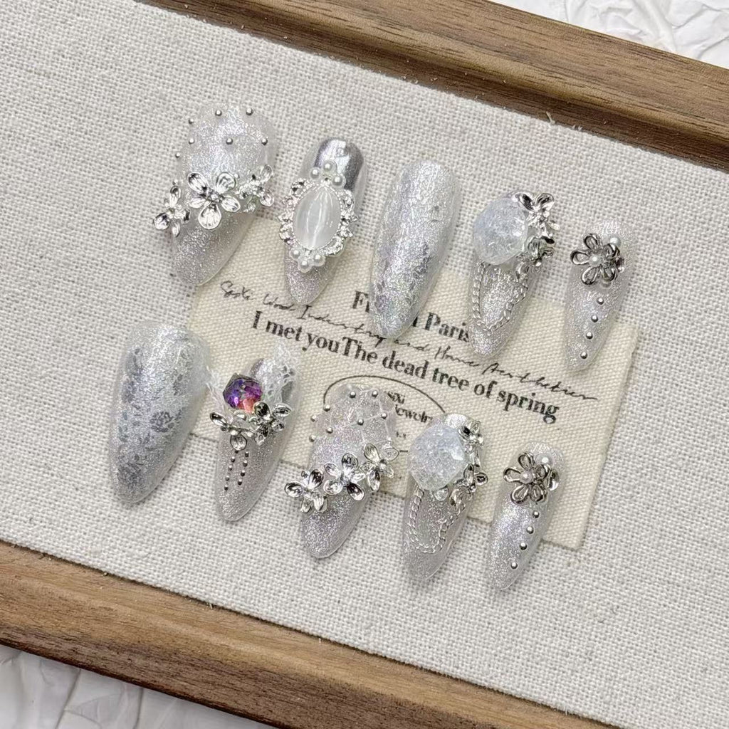 Silver Ice Flower Cat Eye Practical tips for wearing nail art
