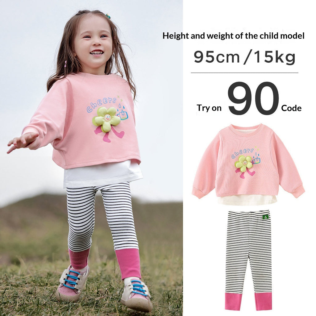 Les filles mignonnes fixent le top floral et les leggings rayés