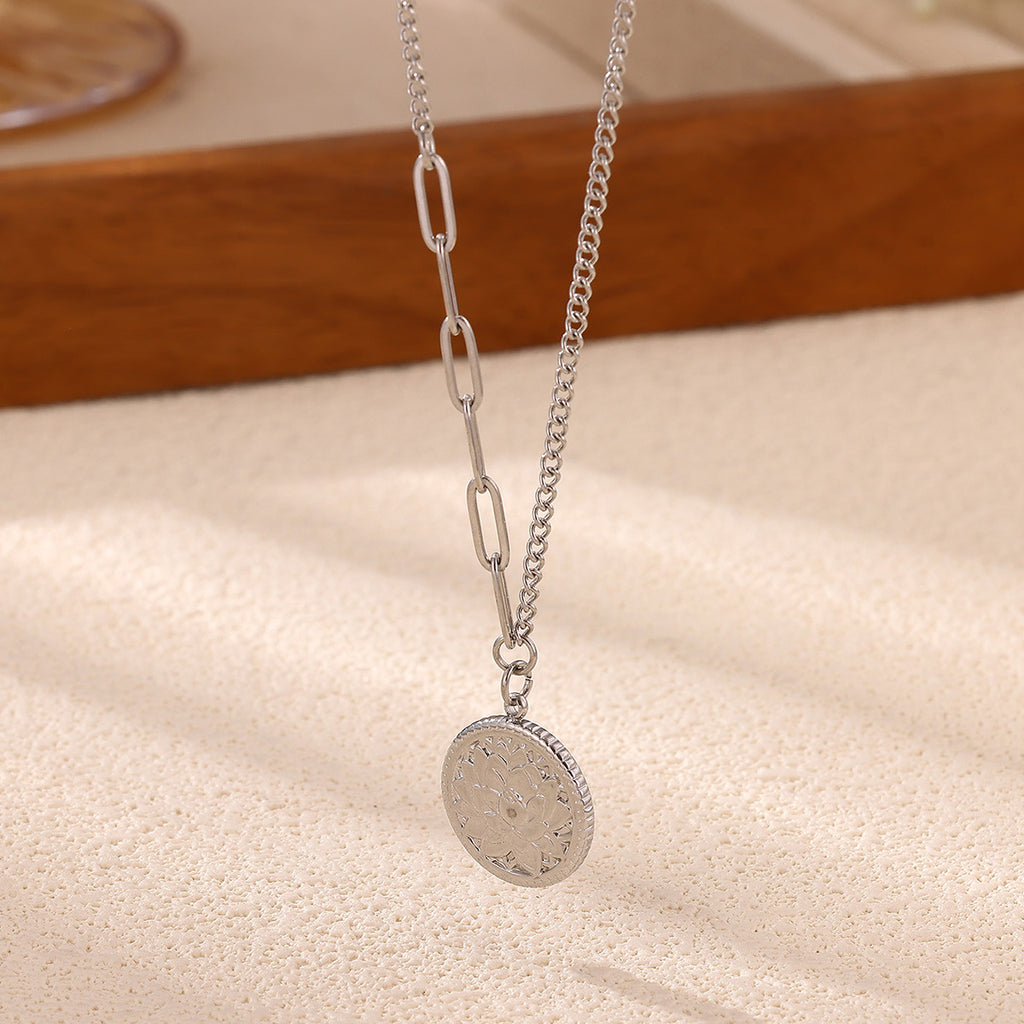 European American Vintage Embossed Lotus rond Collier Titanium acier asymétrique Ch