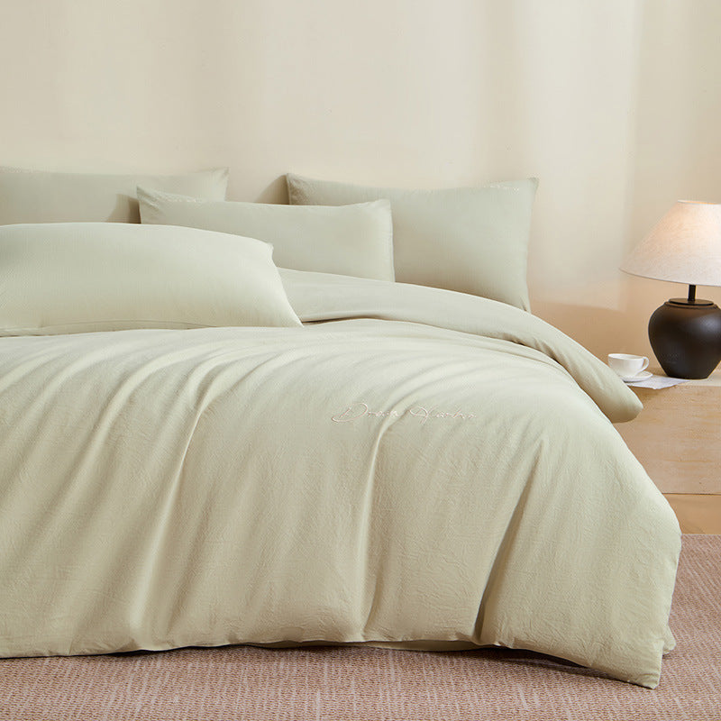 Set de quatre pièces en coton épais et agréable à la peau avec broderie minimaliste
