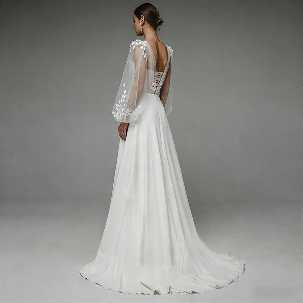 Robe de mariée en satin floral à manches longues à col en V