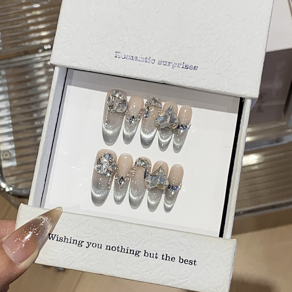 Boutons de ongles souriants pour chat-eye