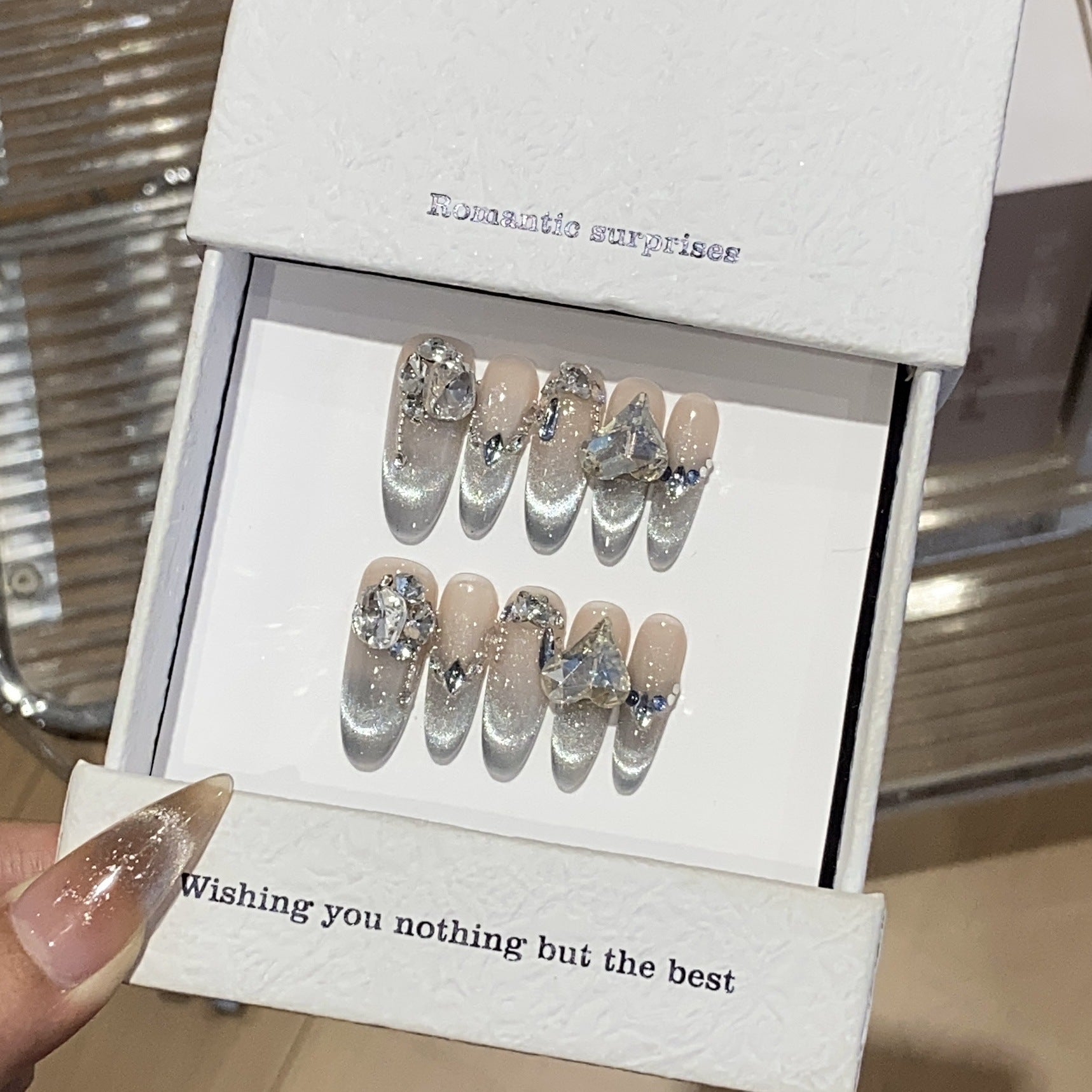 Boutons de ongles souriants pour chat-eye
