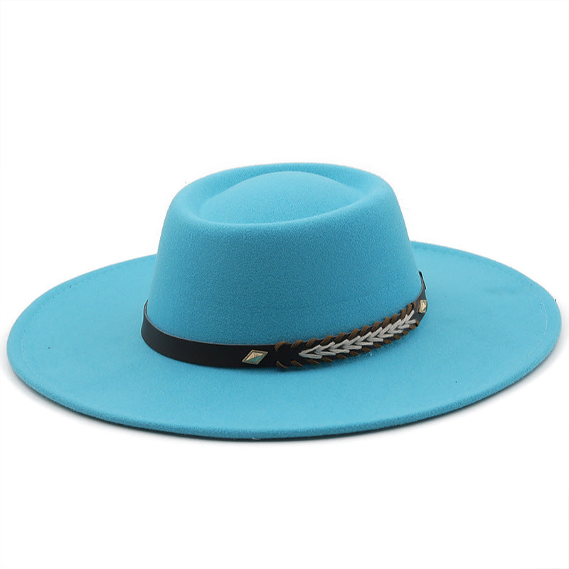 Ce chapeau de feutre a une couronne dentée et présente un large brim pour les hommes et les femmes