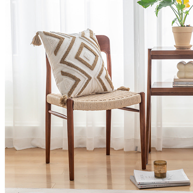 Canapé simple avec un coussin en tassel et des housses d'oreiller