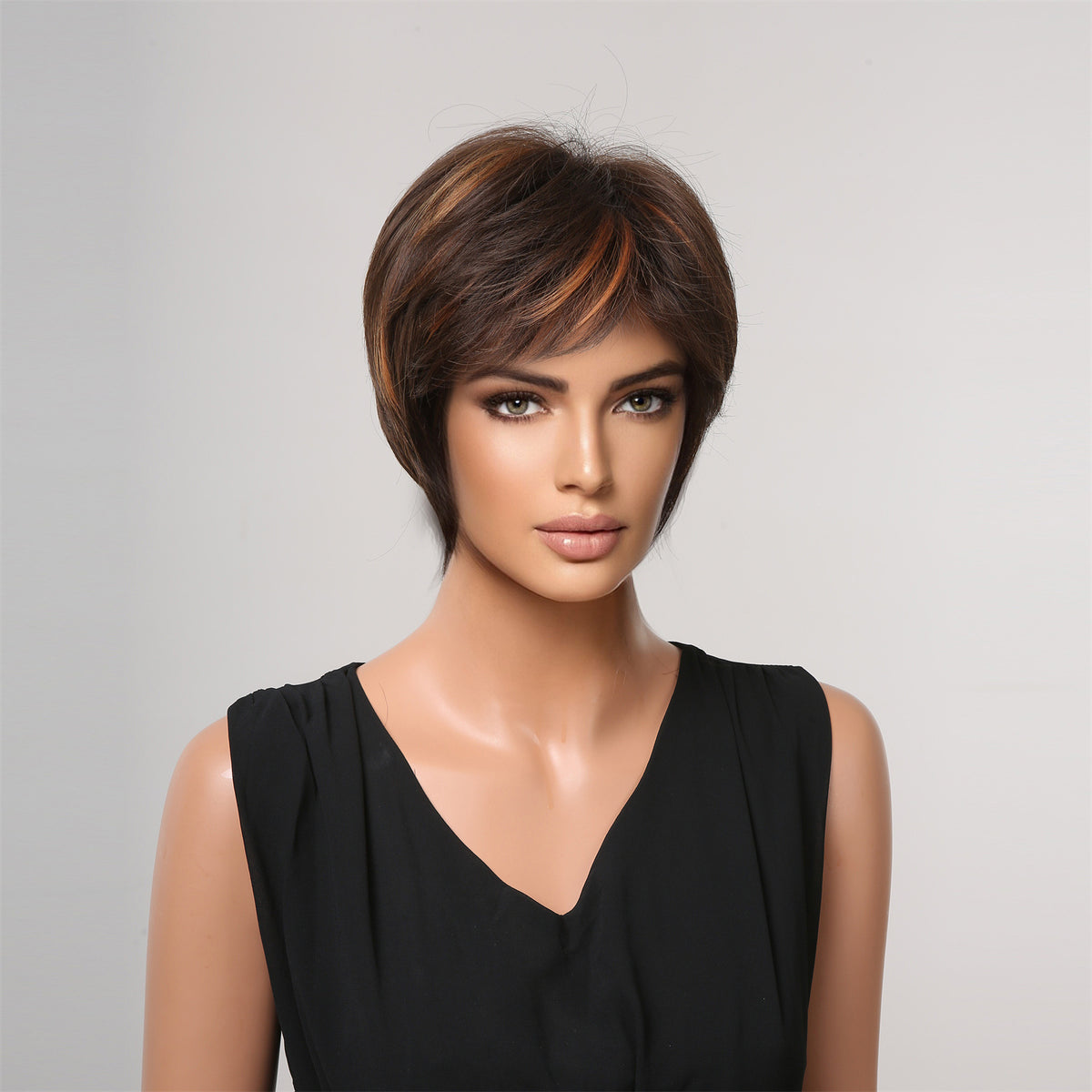 Élégant court cheveux bouclés ronde visage et tête de wavy