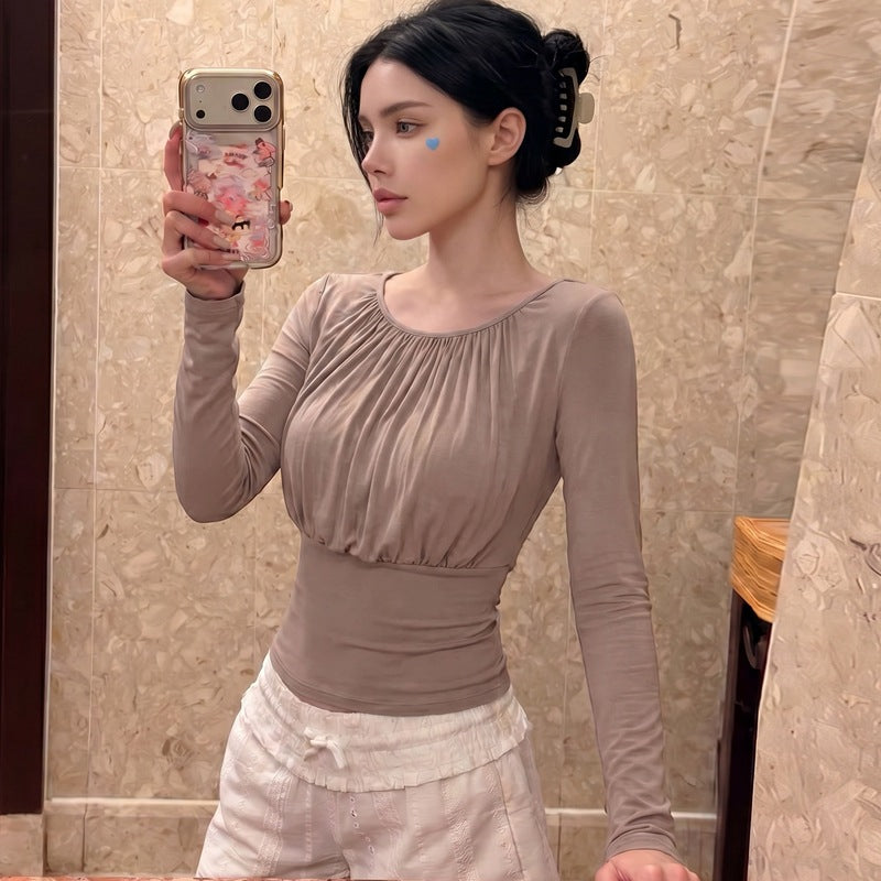 Fashionable and sexy long-sleeved top with a tie-back