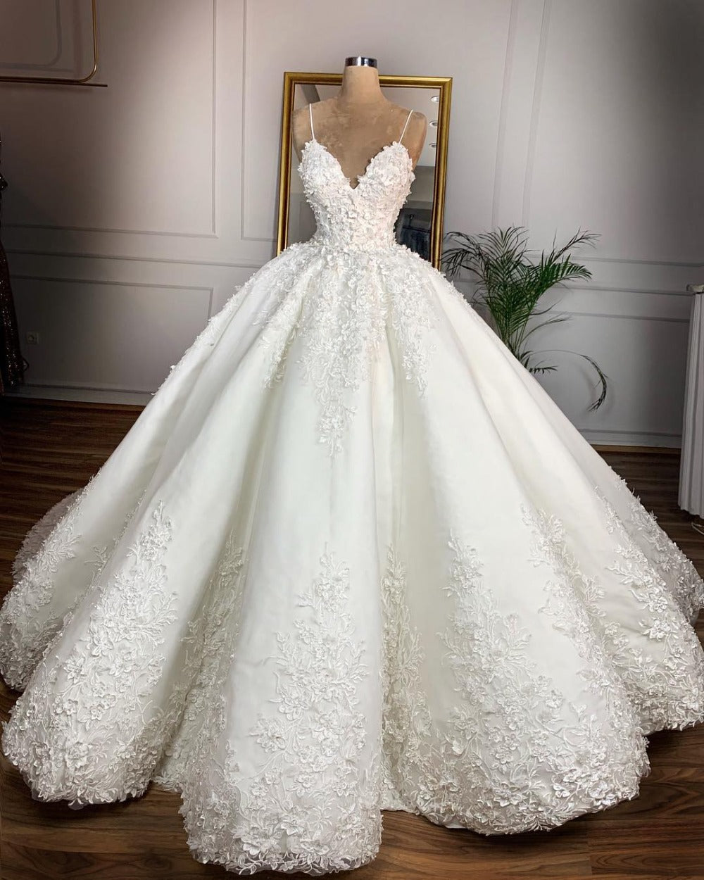 Deep V-col Sexy Dentelle Longueur du sol Robe de mariée Romantique Aura Banquet de mariage Dignifié W