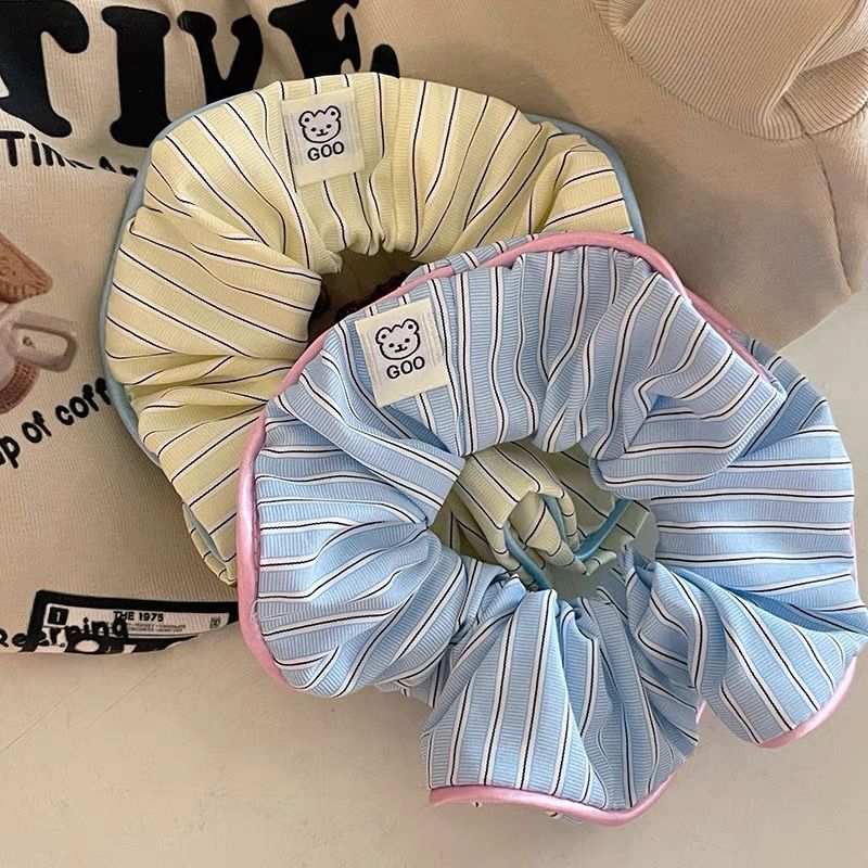 Accessoire à cheveux à rayures contrastées couleur crème avec un doux petit ours Designa Chic Scrunc