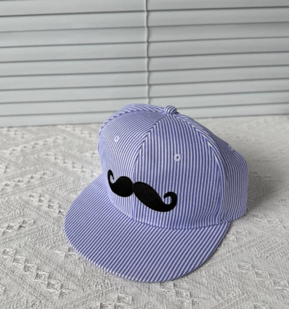 Été hommes et femmes matching fine bande Mustache mignon lettre décorée Brim Casual S