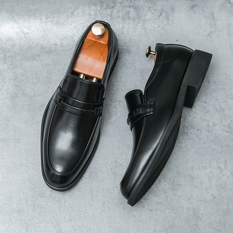 Chaussures en cuir pointues à l'arrivée au printemps