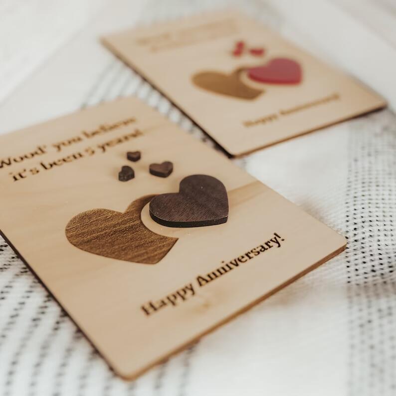 Invitation à la carte anniversaire de mariage de sculpture en bois