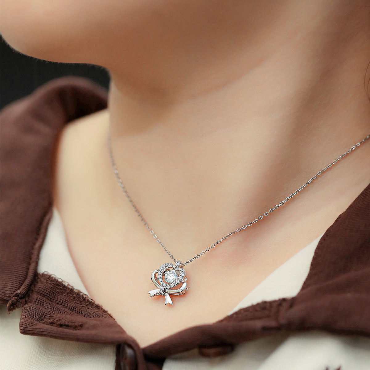 S925 Argent Sterling 0.5ct D Couleur VVS1 Moissanite Coeur Collier pendentif Bow 45cm Platinu