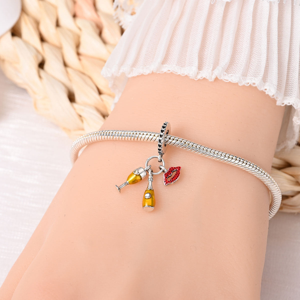 Bracelet pendentif en verre de bière et en verre de vin à thème festif