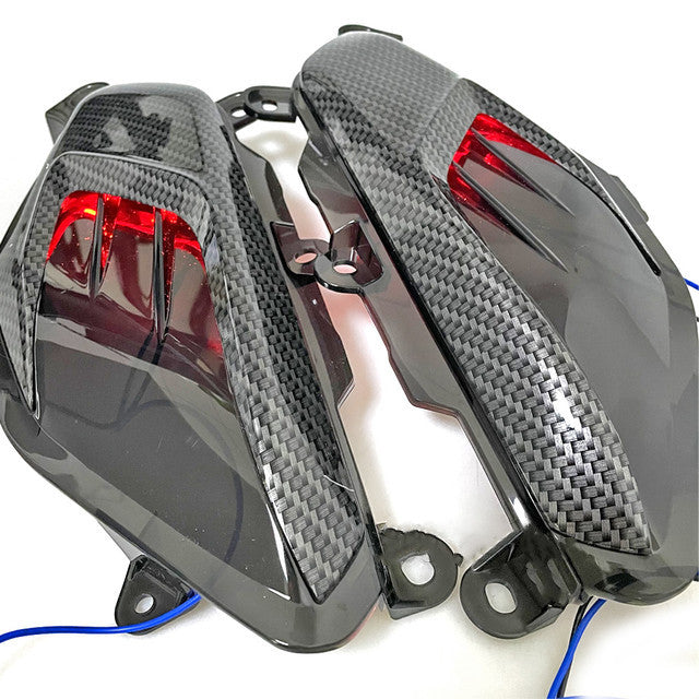 Lampe latérale NMAX155 refaite avec décoration en fibre de carbone LED