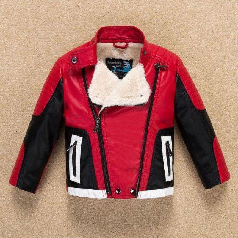 La veste en cuir épais de garçon est belle