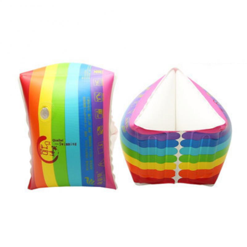 Plusieurs coussins gonflables gonflent le cercle de natation et le bras de bébé