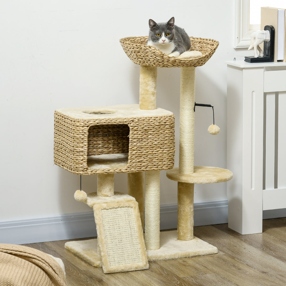 Arbre de chat pour les chats d'intérieur avec des postes de scratching