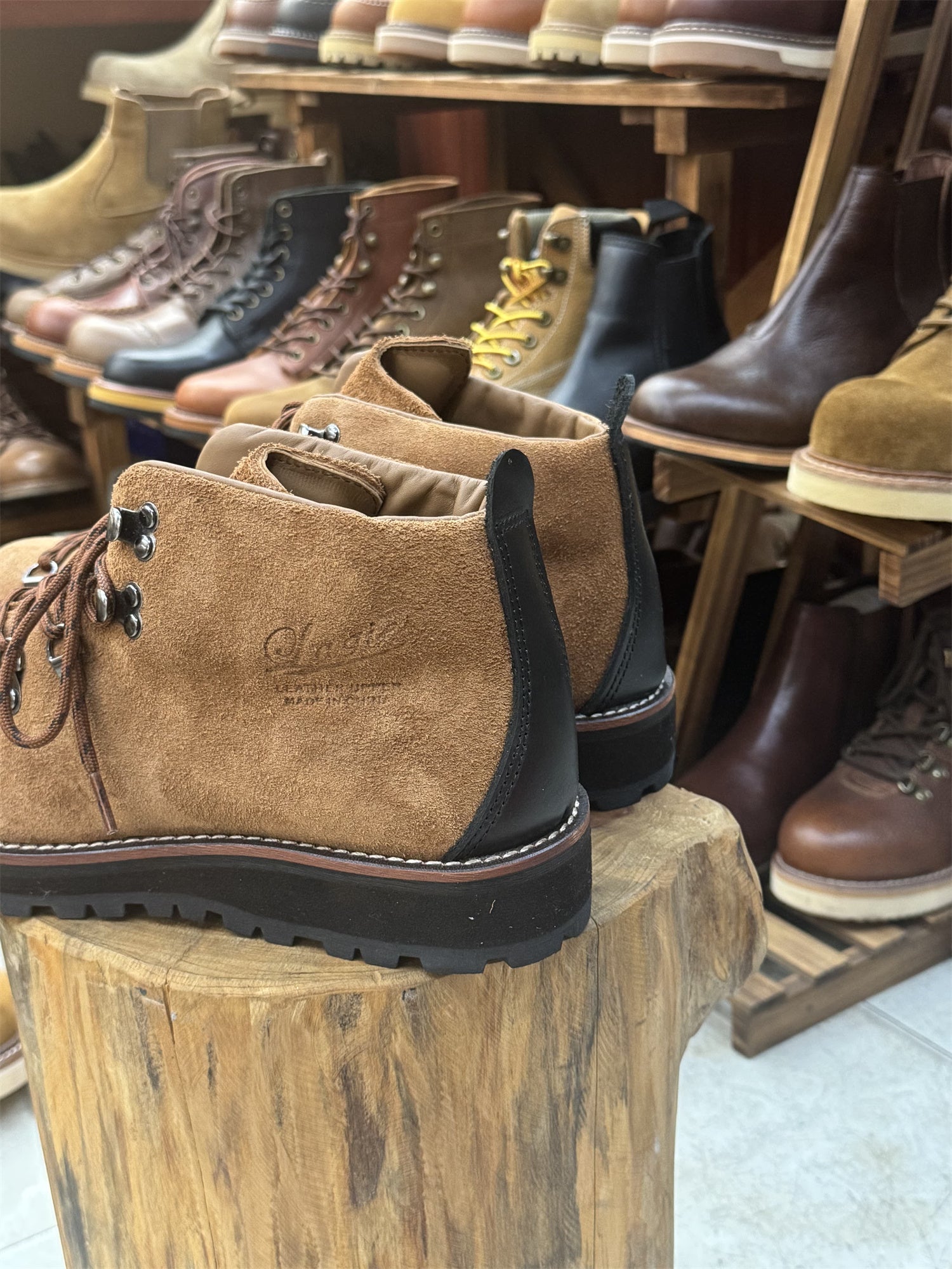 Bottes de travail imperméables de randonnée et de trekking à la main
