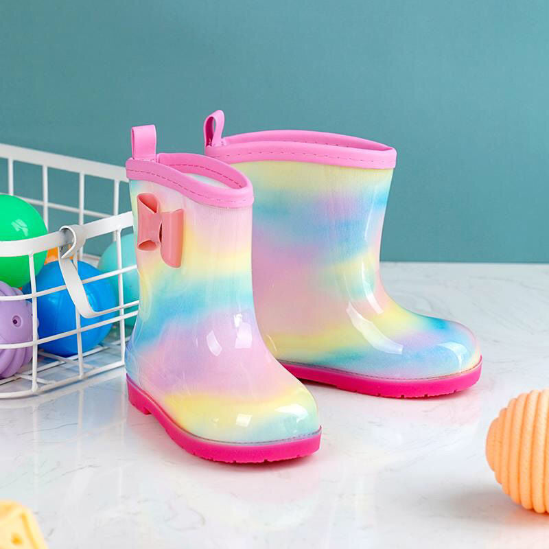 Bottes de pluie et bottes de bébé en velours