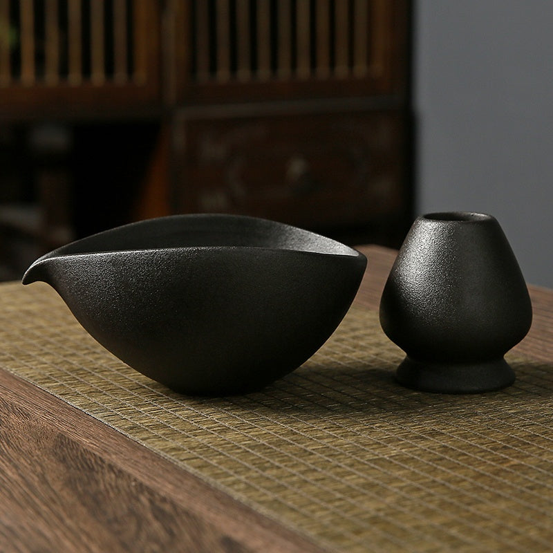 Ensemble de thé pour faire le matcha avec la poterie grossière