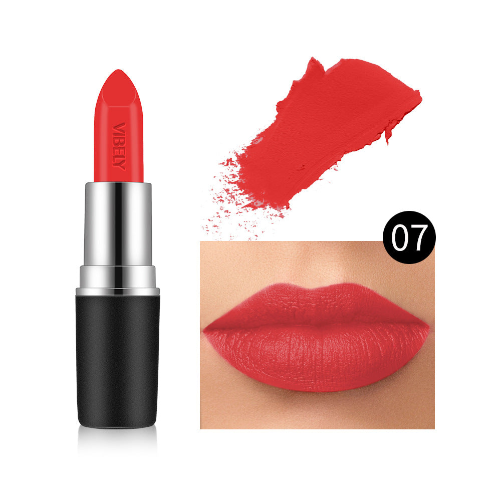 Matte Bullet rouge à lèvres avec un fini velouté qui rend votre peau plus juste