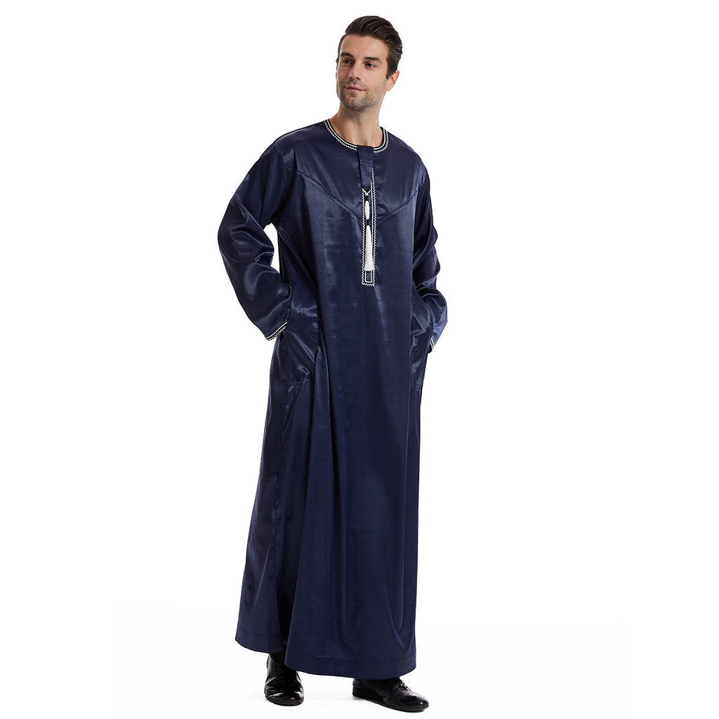 Contraste ethnique couleur robe homme