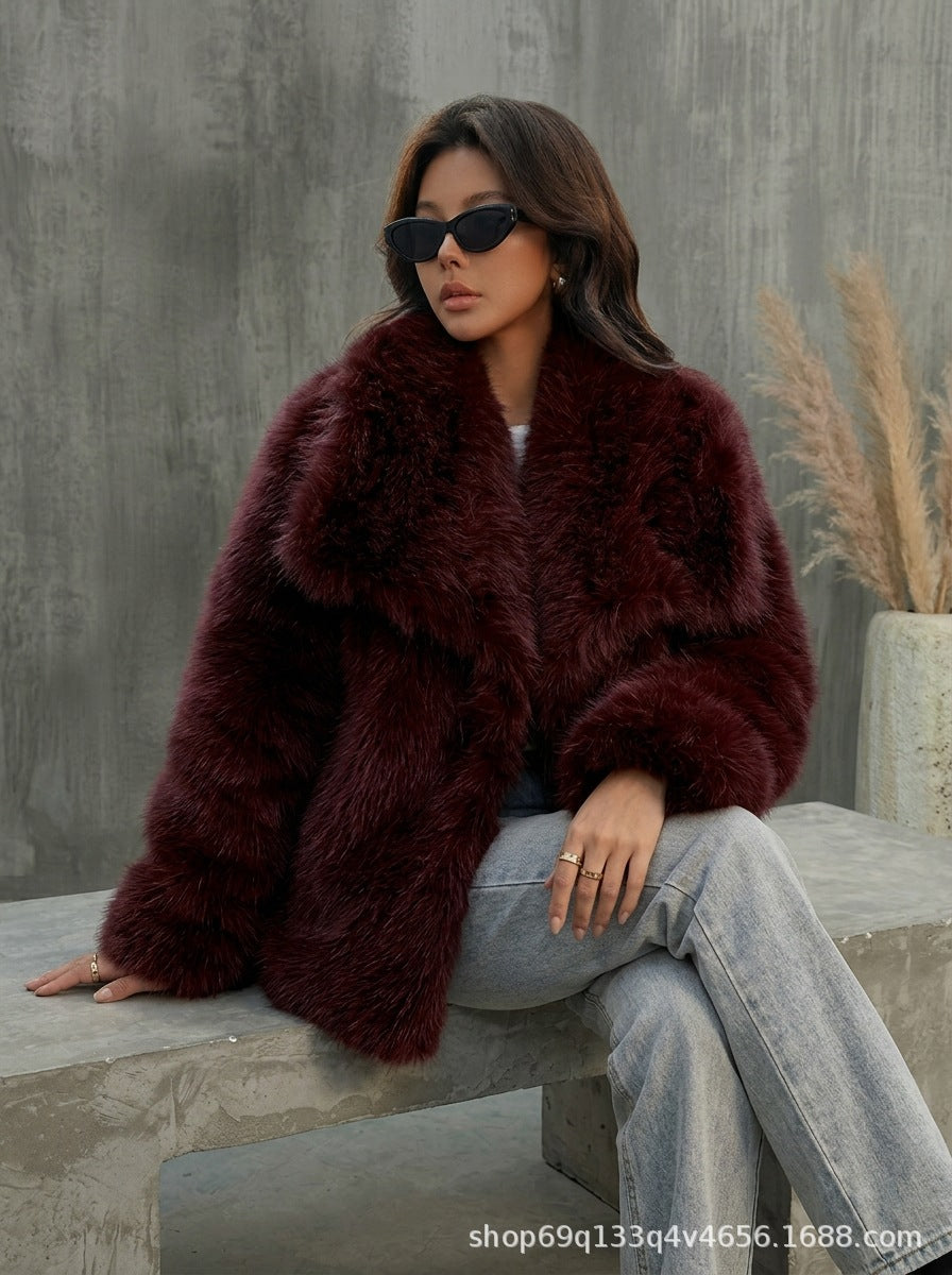 Manteau court fashionable pour femmes avec un grand lapel