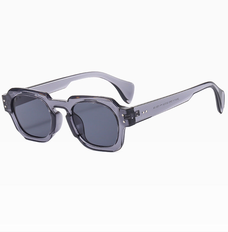 Photographie de rue élégante et moderne avec des lunettes de soleil polygonales irrégulières