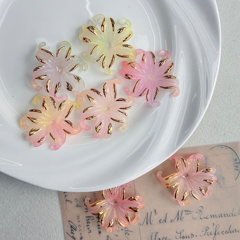 Charms de fleurs d'iris acrylique dorés à deux tons