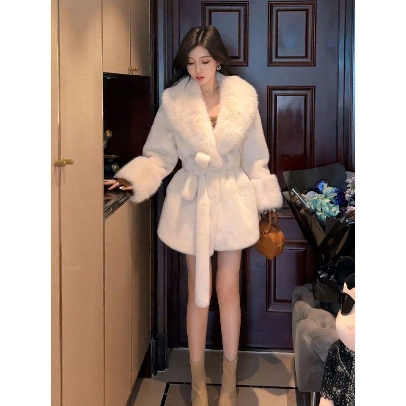 Manteau de fourrure mi-longueur de femmes avec un grand collier de fourrure et ceinture liée